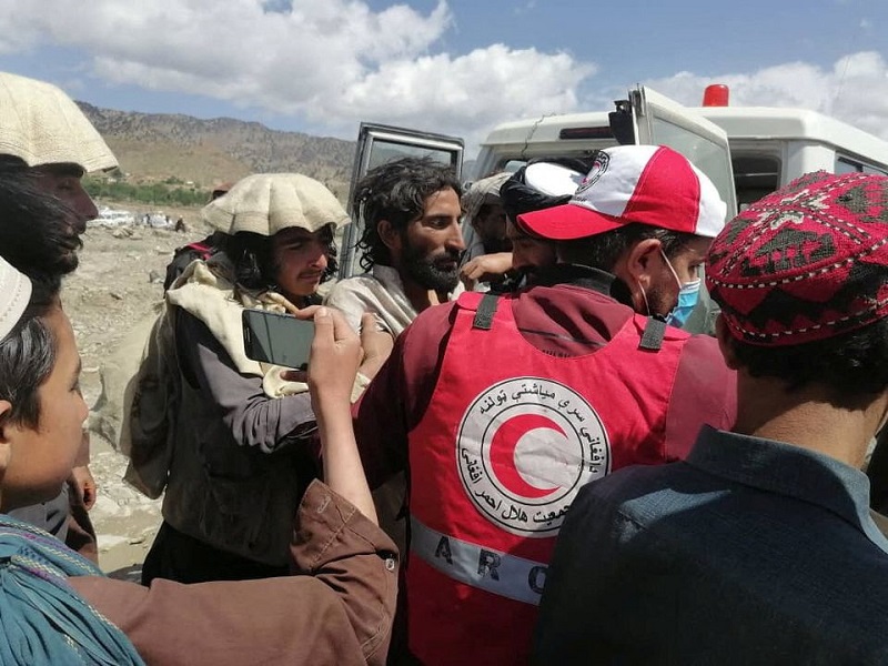 Các bác sĩ và tình nguyện viên của Hiệp hội Trăng lưỡi liềm đỏ Afghanistan vận chuyển các nạn nhân bị thương trong trận động đất đến bệnh viện ở huyện Spera, tỉnh Khost