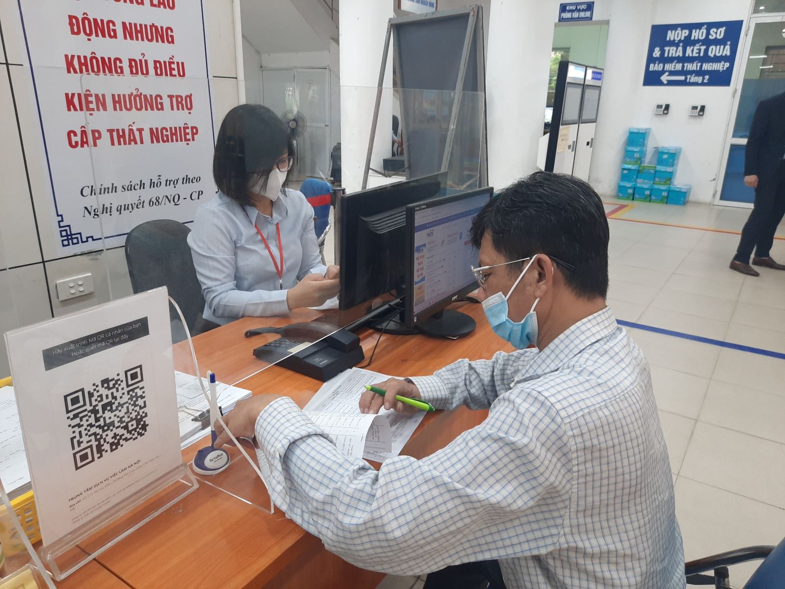 Người lao động đến nhận trợ cấp thất nghiệp tại Trung tâm Dịch vụ việc làm Hà Nội