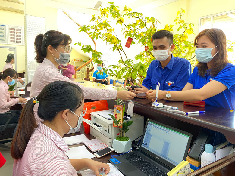 Phòng Giao dịch Ngân hàng Chính sách Xã hội huyện Bảo Lâm giải ngân cho các đối tượng vay vốn theo Nghị quyết 11