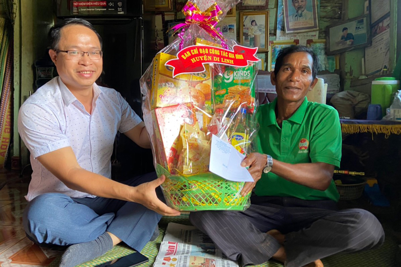 Trao quà tặng gia đình văn hoá tiêu biểu gặp khó khăn tại xã Sơn Điền