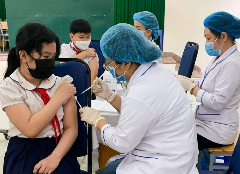 Nhà trường vận động phụ huynh cho con em tham gia tiêm vắc xin phòng Covid-19