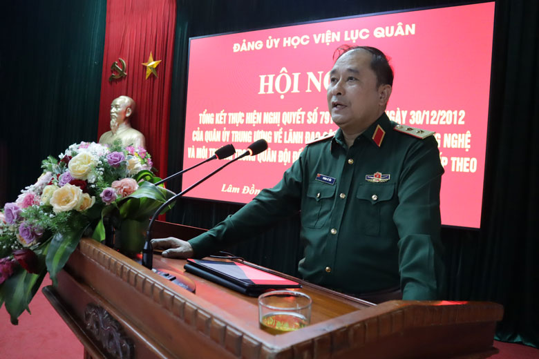 Trung tướng Phùng Sỹ Tấn - Phó Tổng Tham mưu trưởng Quân đội Nhân dân Việt Nam phát biểu chỉ đạo tại hội nghị