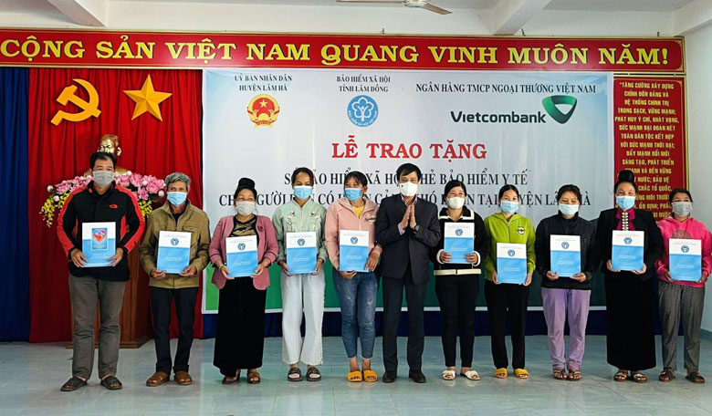Bảo hiểm Xã hội Lâm Đồng tặng thẻ BHYT và sổ BHXH cho các trường hợp khó khăn tại huyện Lâm Hà