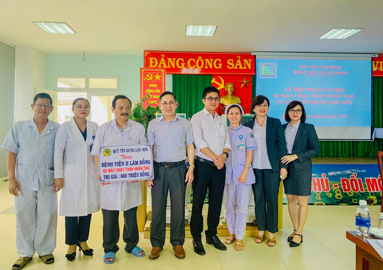 Quỹ Tín dụng Nhân dân phường Lộc Sơn trao tặng 2 máy chạy thận cho Bệnh viện II Lâm Đồng