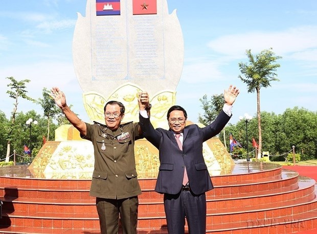 Thủ tướng Phạm Minh Chính và Thủ tướng Campuchia Hun Sen thể hiện tình đoàn kết tại Khu vực X16, điểm dừng chân trong hành trình cứu nước của Thủ tướng Hun Sen ở xã Lộc Tấn, huyện Lộc Ninh, tỉnh Bình Phước, sáng 20/6/2022