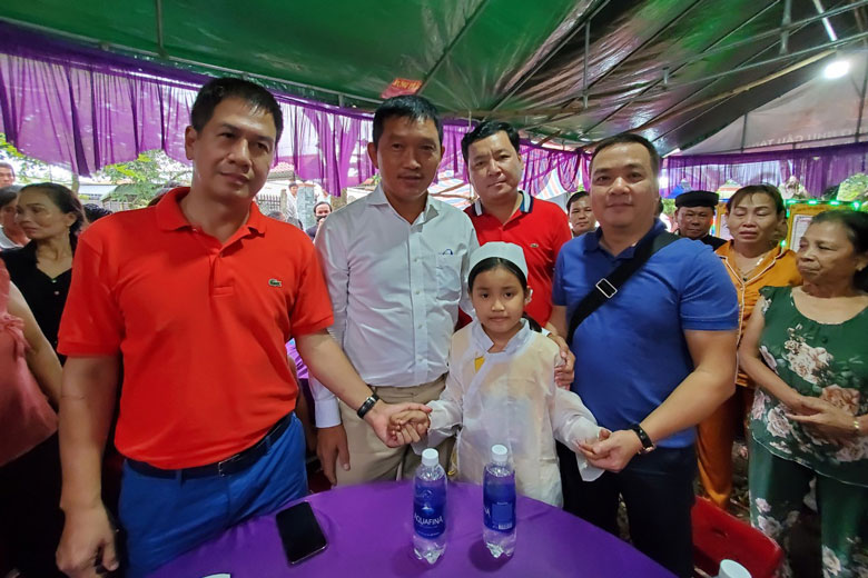 Lãnh đạo UBND huyện Đạ Tẻh cùng các nhà hảo tâm thăm hỏi, động viên và nhận đỡ đầu em Tuyết Nhi