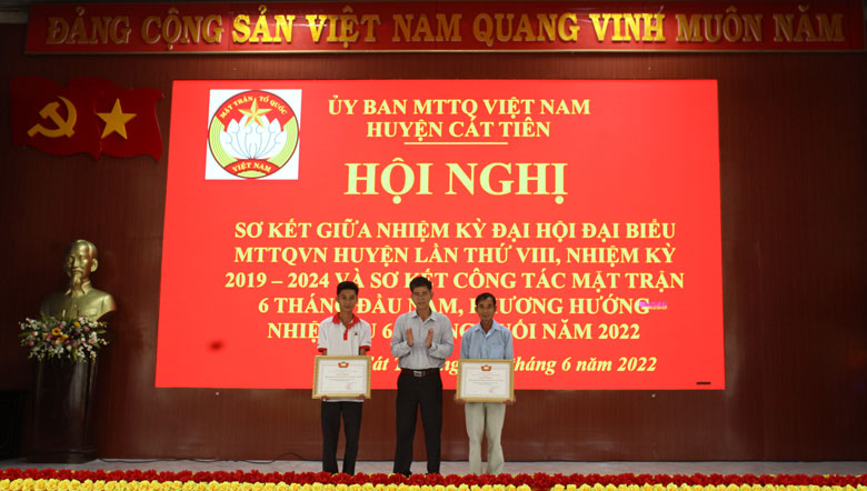 Đồng chí Nguyễn Văn Thanh - Chủ tịch Ủy ban MTTQ Việt Nam huyện Cát Tiên trao bằng khen cho 2 tập thể đã có thành tích trong các phong trào xây dựng thi đua trên địa bàn.