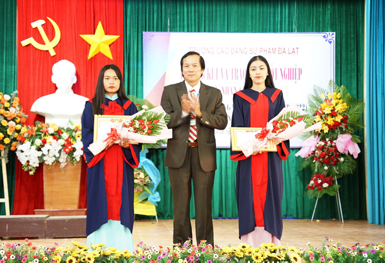 Hiệu trưởng trao giấy khen cho sinh viên tốt nghiệp thủ khoa Cil Múp La Rích và Dương Thị Tường Quy 