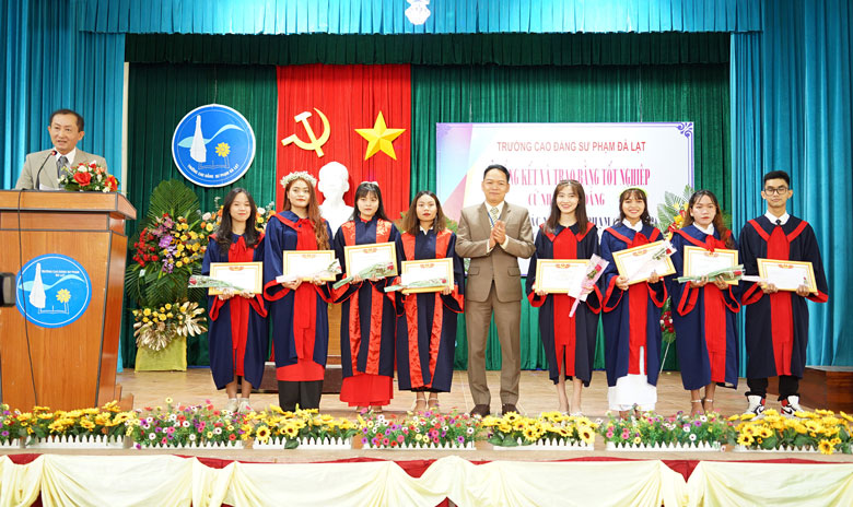 Phó Hiệu trưởng trao giấy khen cho các sinh viên đạt thành tích xuất sắc