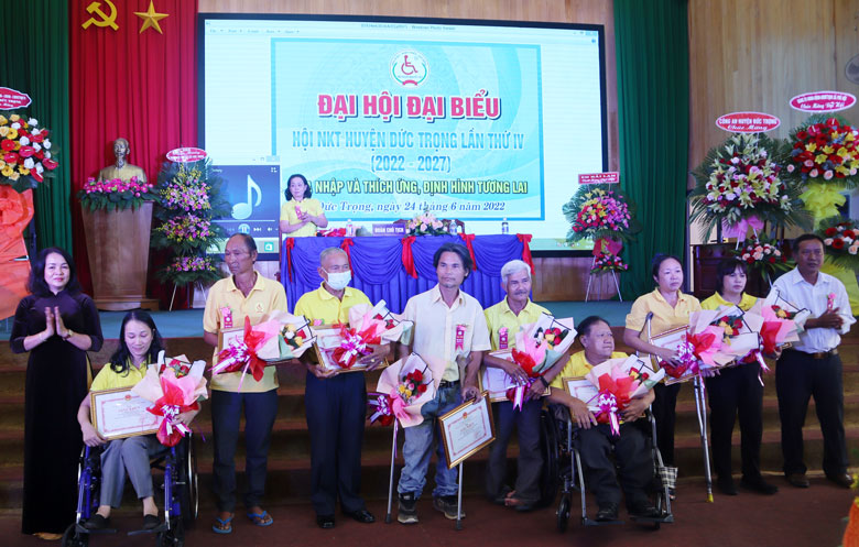 Bà Phạm Thị Thanh Thúy - Phó Chủ tịch UBND huyện Đức Trọng, trao giấy khen cho các cá nhân xuất sắc