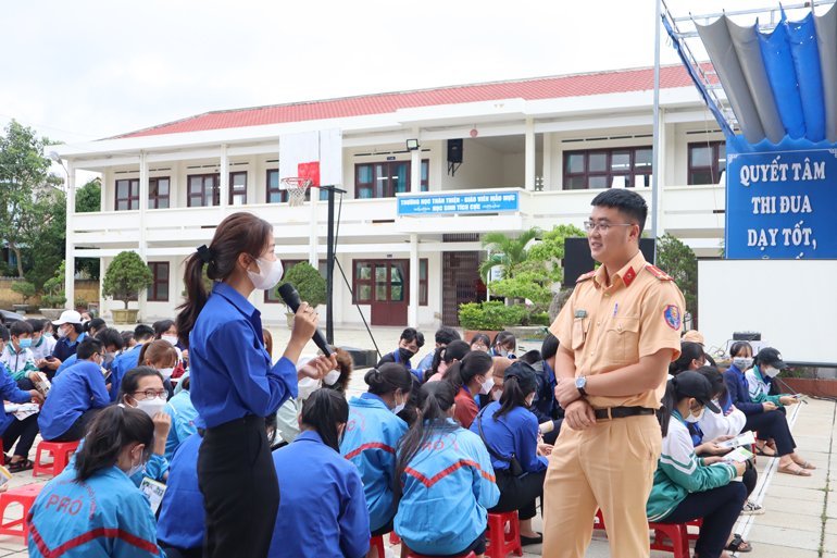 Hơn 400 học sinh tham gia Ngày hội Tuổi trẻ Lâm Đồng với văn hoá giao thông