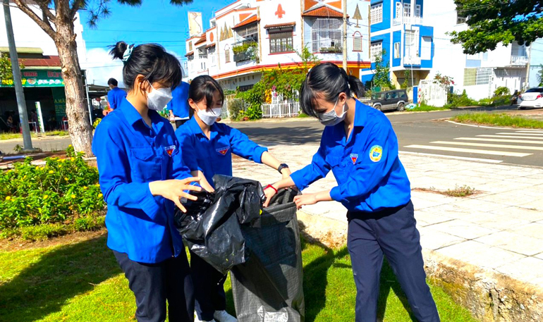 Các bạn trẻ tham gia thu gom rác làm sạch môi trường