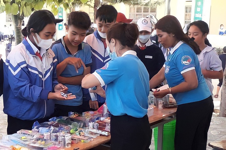 Đông đảo các em học sinh hăng hái tham gia chương trình