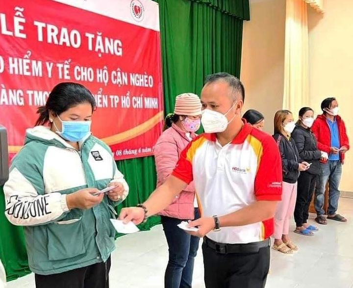 Hội Bảo trợ Bệnh nhân nghèo - Người tàn tật và Trẻ mồ côi Lâm Đồng trao tặng thẻ BHYT cho hộ cận nghèo tại huyện Lạc Dương do Ngân hàng TMCP Phát triển TP HCM tài trợ