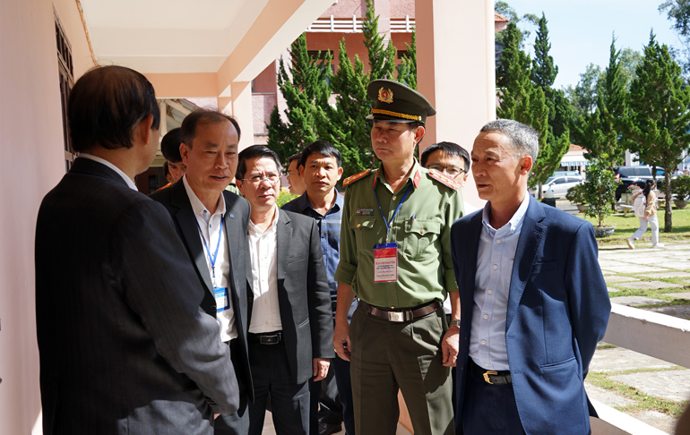 Chủ tịch UBND tỉnh Lâm Đồng Trần Văn Hiệp nghe báo cáo của đại diện Sở Giáo dục và Đào tạo