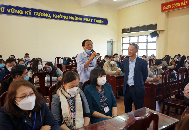 Lắng nghe phát biểu của cán bộ coi thi tại Điểm thi Bùi Thị Xuân