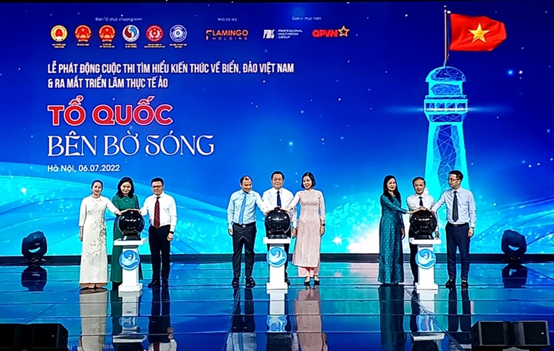 Đồng chí Nguyễn Trọng Nghĩa, Bí thư Trung ương Đảng, Trưởng Ban Tuyên giáo Trung ương và các đại biểu thực hiện nghi lễ phát động Cuộc thi và ra mắt Triển lãm 