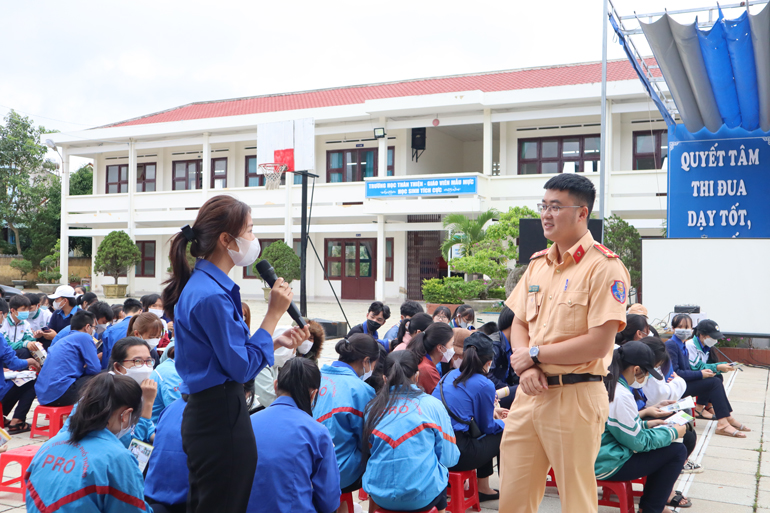 Thượng úy Dương Thái An - Bí thư Đoàn cơ sở Phòng Cảnh sát Giao thông Công an tỉnh tuyên truyền về Luật An toàn giao thông cho học sinh