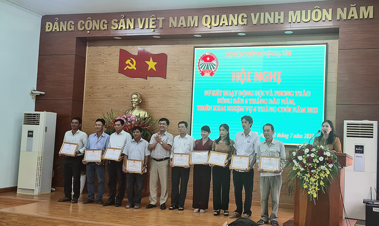 Khen thưởng các tập thể, cá nhân có thành tích xuất sắc trong phong trào thi đua nông dân sản xuất, kinh doanh giỏi, đoàn kết giúp nhau làm giàu và giảm nghèo bền vững giai đoạn 2017 - 2022