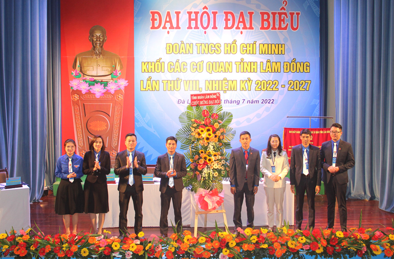 Thường trực Tỉnh Đoàn Lâm Đồng tặng hoa chúc mừng Đại hội