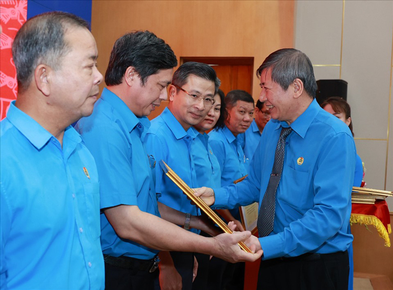 Lãnh đạo Tổng Liên đoàn Lao động Việt Nam trao bằng khen cho các đơn vị có thành tích xuất sắc