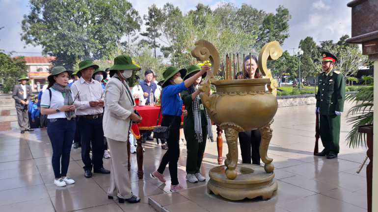 Đoàn công tác TP Bảo Lộc viếng đài tưởng niệm các anh hùng, liệt sĩ huyện Cát Tiên