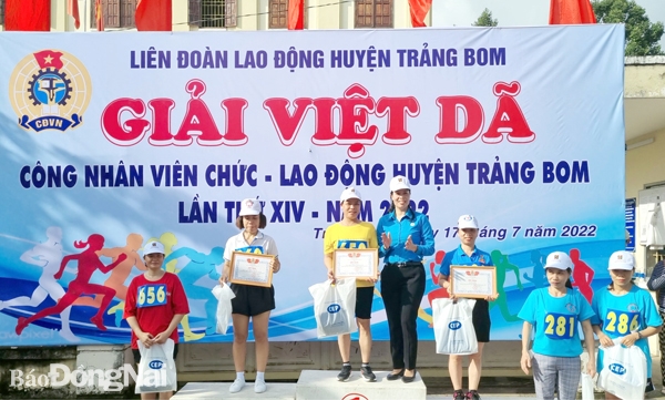 Chủ tịch Liên đoàn Lao động H.Trảng Bom Trần Thị Hồng Thảo trao giải cho các vận động viên đoạt giải