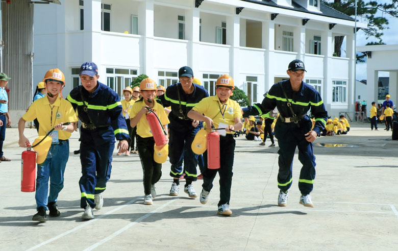 Các trại sinh tham gia trải nghiệm “Một ngày làm chiến sĩ phòng cháy, chữa cháy”