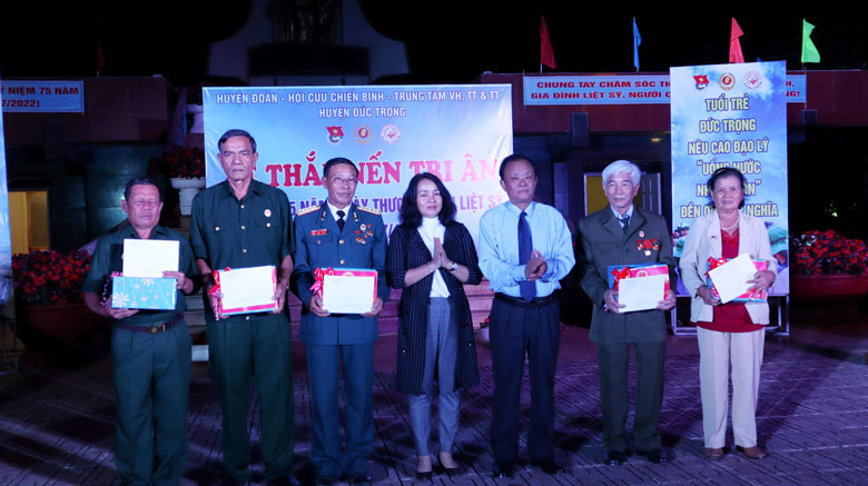 Đồng chí Lê Hồng Khánh – Phó Bí thư Thường trực Huyện ủy và đồng chí Phạm Thị Thanh Thúy – Phó Chủ tịch UBND huyện trao quà cho các gia đình liệt sỹ, người có công với cách mạng