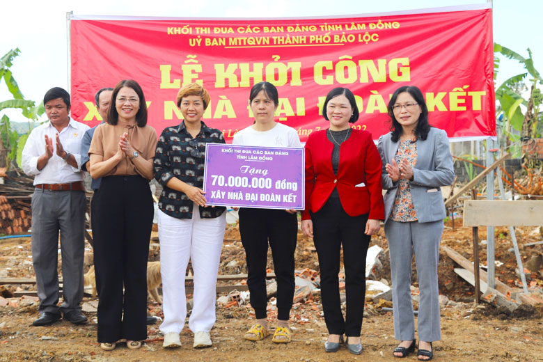 Khối thi đua các ban Đảng tỉnh Lâm Đồng và nhà tài trợ trao số tiền 70 triệu đồng cho gia đình bà Hiếu