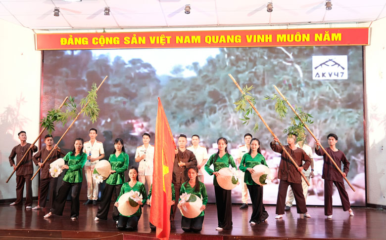 Các tiết mục đến từ nhóm tuyên truyền ca khúc cách mạng Công an tỉnh Lâm Đồng