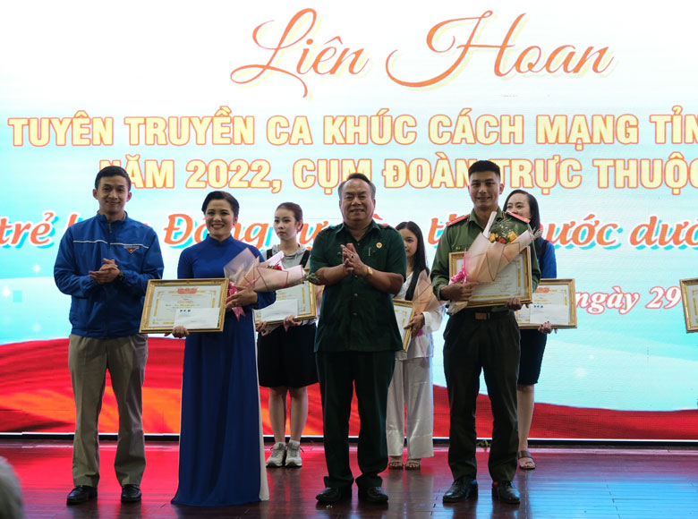 Ban Tổ chức Liên hoan trao giải nhất cho 2 nhóm tuyên truyền ca khúc cách mạng thuộc Khối Doanh nghiệp tỉnh và Công an tỉnh