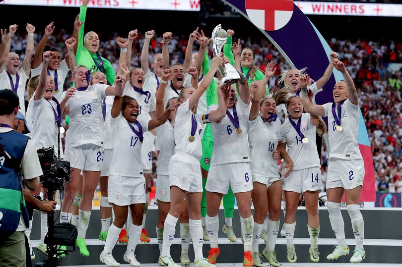 Các nữ cầu thủ Anh ăn mừng chức vô địch EURO 2022