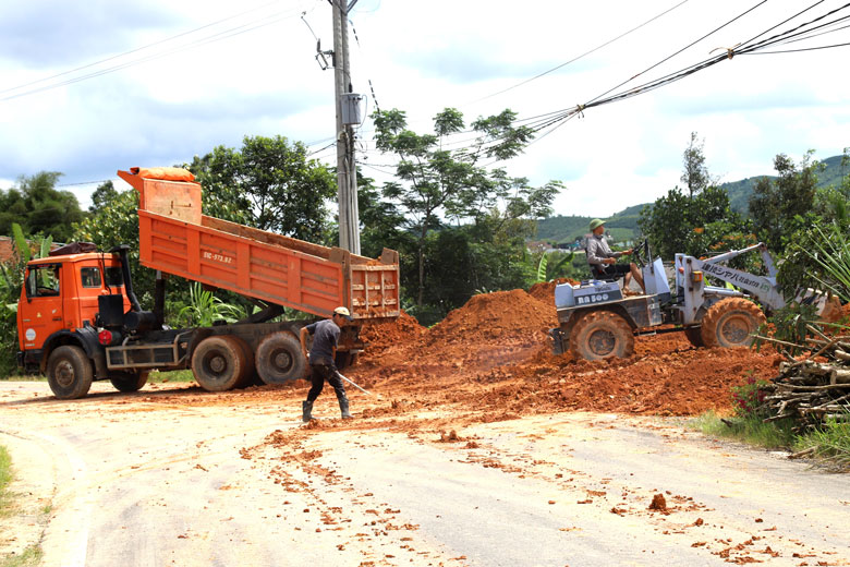 Xe ben chở đất hoạt động liên tục tại Thôn 10 (xã Đại Lào) làm đất đổ ra đường gây ô nhiễm môi trường và mất an toàn giao thông