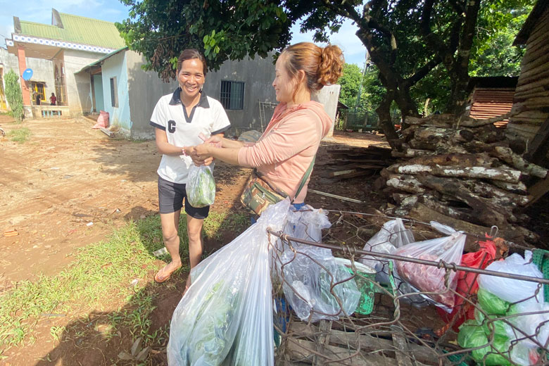 Chị Ka Khốt (thôn Bi Nao) mua 1 bịch đọt su su 10.000 đồng từ các “shipper” bán trước cửa nhà