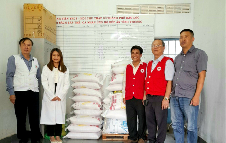 Hội Chữ thập đỏ TP Bảo Lộc tiếp nhận 1 tấn gạo từ bà Lê Thị Phương Dung trao tặng cho 2 bếp ăn từ thiện