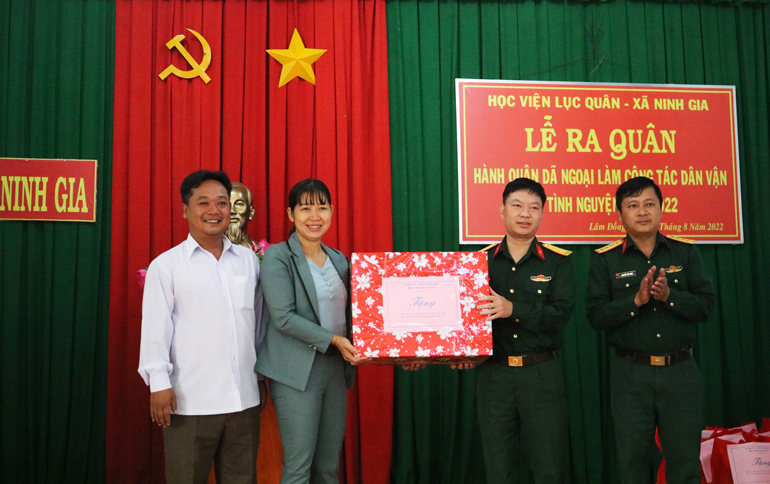 Thượng tá Nguyễn Chí Thế tặng quà cho chính quyền địa phương xã Ninh Gia