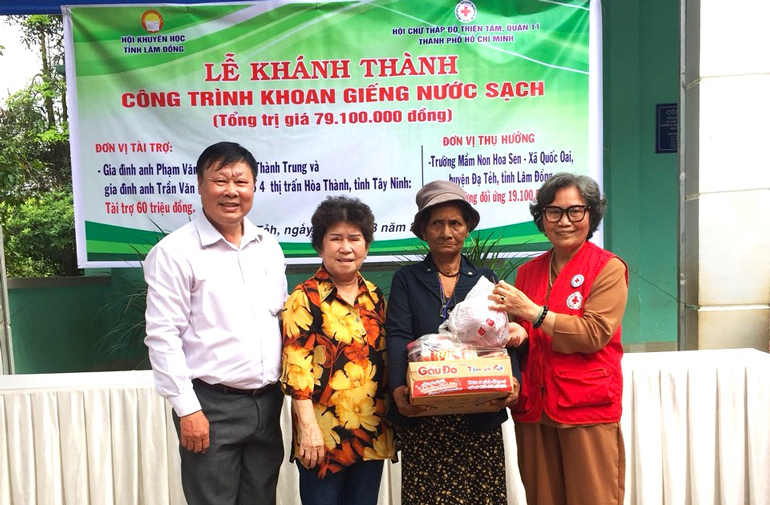 Ông Đỗ Hoàng Tuấn – Phó Chủ tịch Hội Khuyến học tỉnh Lâm Đồng và nhà tài trợ trao tặng quà cho người dân buôn Đạ Nha