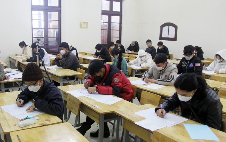 Học sinh THPT Trung tâm Giáo dục thường xuyên tỉnh Lâm Đồng làm bài kiểm tra 