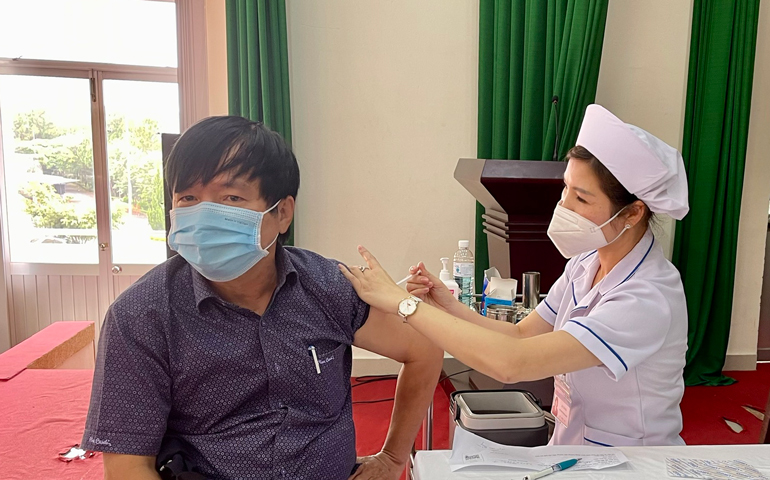 Tiêm vắc xin phòng Covid-19 tại Bệnh viện Đa khoa Lâm Đồng