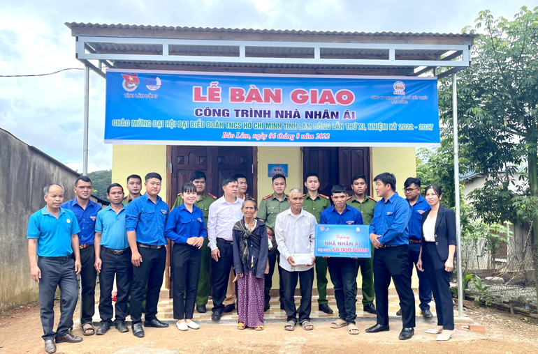 Đại diện Tỉnh Đoàn, Hội LHTNVN tỉnh Lâm Đồng, cùng lãnh đạo huyện Bảo Lâm trao tặng biển công trình thanh niên “Nhà nhân ái” cho gia đình anh K’Ba