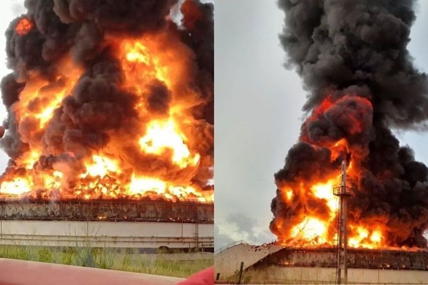 Khói lửa bốc ngùn ngụt tại hiện trường bể chứa dầu thô trong khu công nghiệp gần thành phố Matanzas, Cuba ngày 5/8/2022