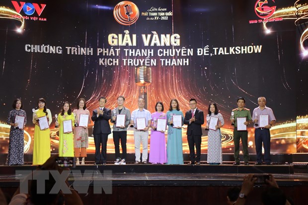 Ông Lê Quốc Minh, Chủ tịch Hội Nhà báo Việt Nam cùng lành đạo tỉnh Tây Ninh trao giải thưởng vàng cho các tác giả có tác phẩm xuất sắc