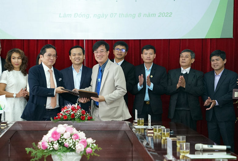 Chủ tịch Trần Kim Chung và TS. Lê Minh Chiến trao văn bản hợp tác