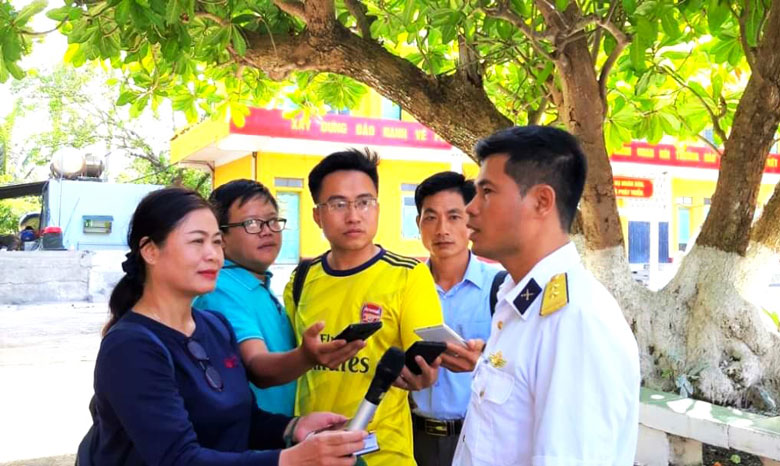 Phóng viên Báo Lâm Đồng (thứ hai từ trái qua) tác nghiệp tại quần đảo Trường Sa