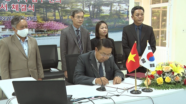 Ông Tôn Thiện San- Tỉnh ủy viên, Chủ tịch UBND TP Đà Lạt ký kết ý định thư giao lưu hợp tác giữa UBND TP Đà Lạt với Chính quyền quận Nam, Hàn Quốc