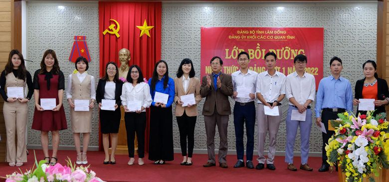 Bí thư Đảng ủy Khối các cơ quan tỉnh trao giấy chứng nhận cho các học viên