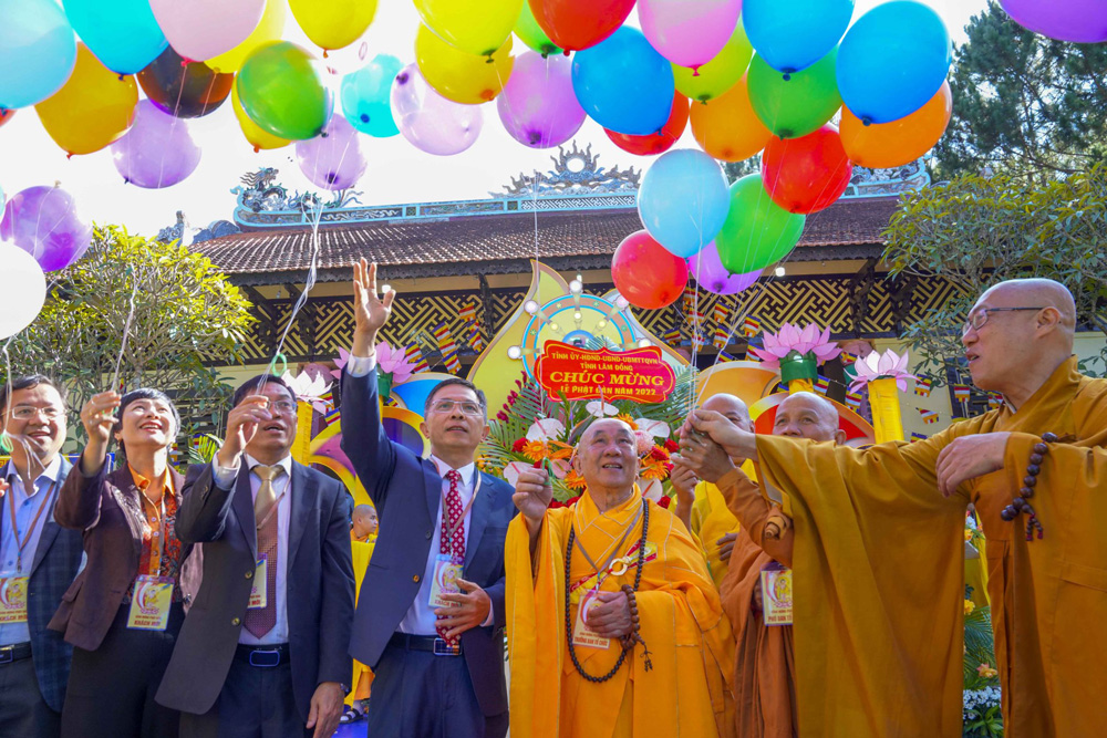 Lãnh đạo  tỉnh và lãnh đạo Ban Trị sự GHPG thả bong bóng, chim bồ câu trong Đại lễ Phật đản cầu mong quốc thái - dân an, hòa bình - hạnh phúc cho chúng sinh