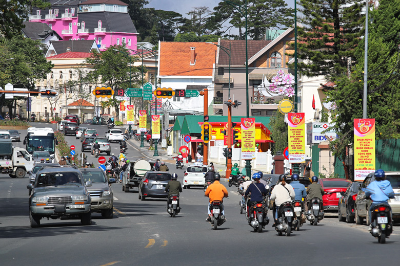 Đường Trần Phú, một trong nhiều con đường chính tại TP Đà Lạt được treo biểu ngữ chào mừng Quốc khánh 2/9