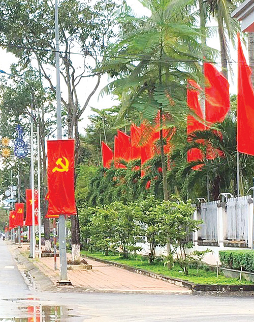 Một góc trung tâm thị trấn Đạ Tẻh (huyện Đạ Tẻh) cờ hoa rực rỡ. Ảnh: Anh Quốc